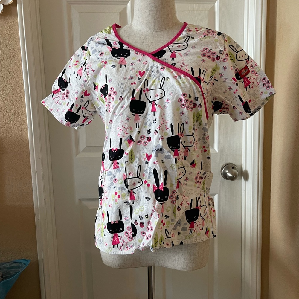 Medical scrub top